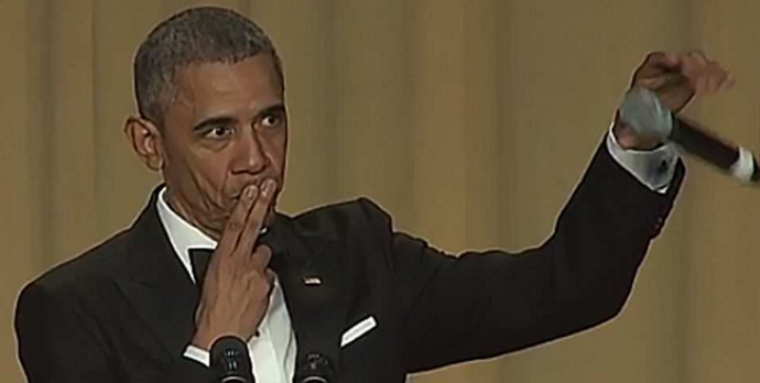 ​Эффектное прощание Обамы с США взорвало Сеть: американский лидер в конце речи бросил микрофон, как это делают реперы