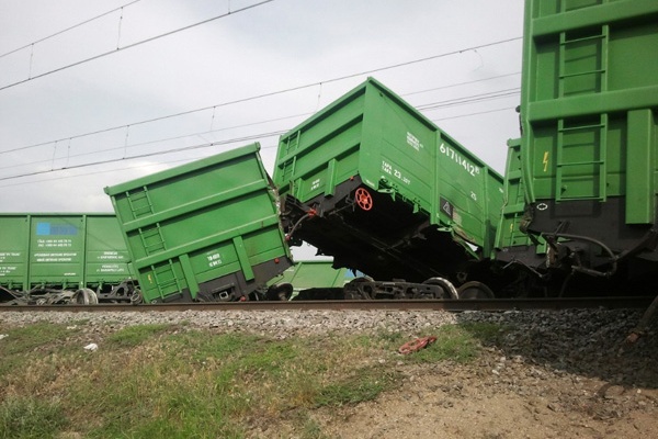 ЧП на участке железной дороги между  городами Львов и Чоп: два грузовых вагона обрушились с реку