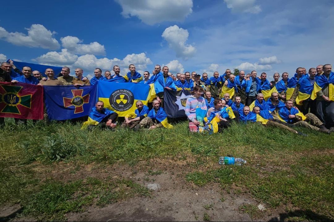 Наши дома: трогательные кадры возвращения из российского плена 75 воинов и гражданских Украины