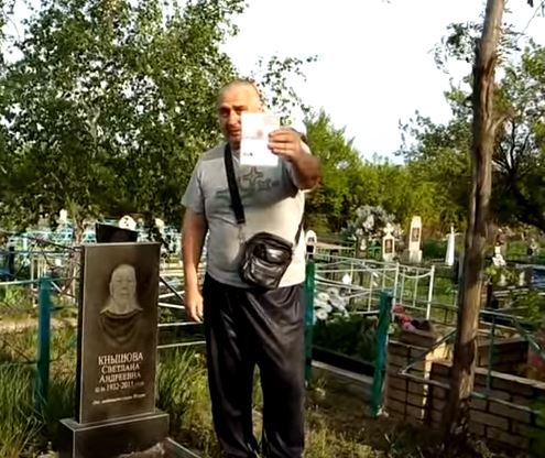 "Россия меня предала", - отказавшийся от Украины житель "ЛНР" записал обращение на могиле матери