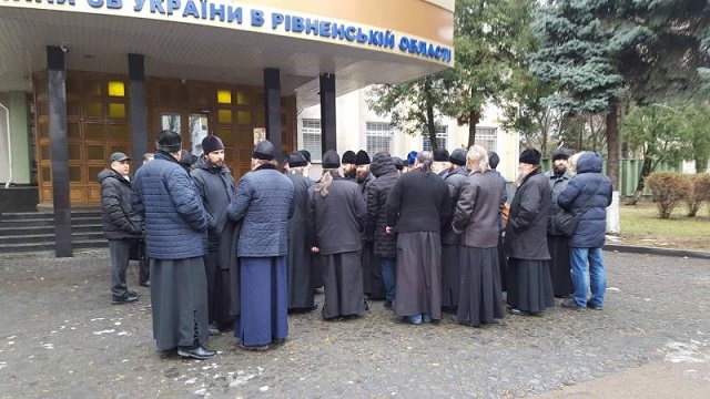СБУ вызвала священников УПЦ МП на допрос за государственную измену - кадры