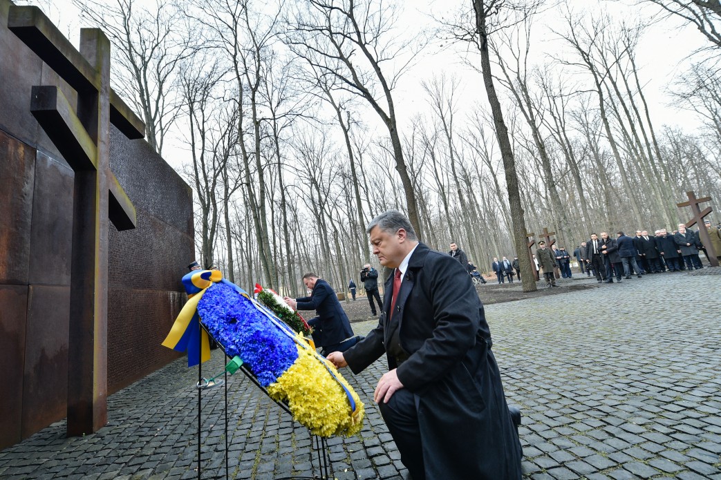 Ни Украина, ни Польша никогда не забудут эти страшные преступления: Порошенко и Дуда на Харьковщине почтили память жертв тоталитарного режима - кадры