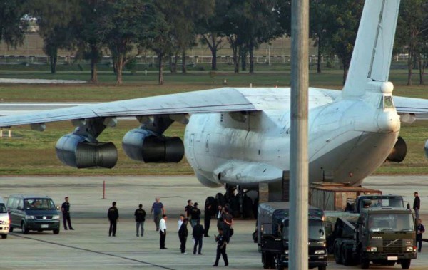 МИД РФ: Задержанный в Нигерии самолет - российский, но военный груз на его борту принадлежит Франции