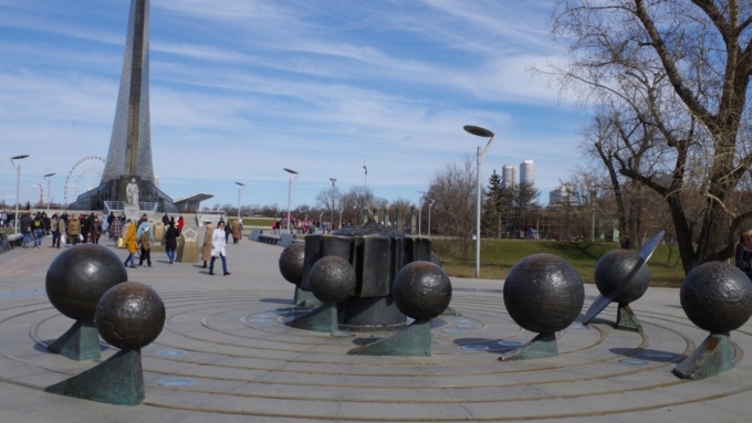 "Подвиги" "скрепоносцев" в России : в Москве неизвестные  распилили по частям дорогущий и известный монумент Солнечной системы на ВДНХ