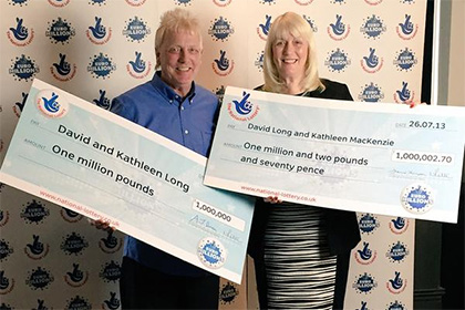 Супружеская пара второй раз выиграла миллион фунтов в лотерею
