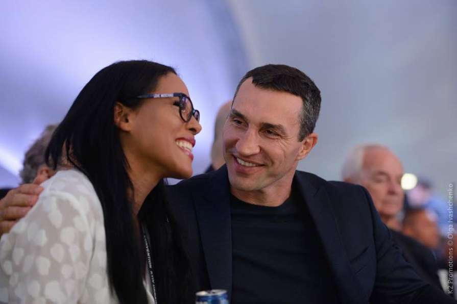Страстно целовались прямо на публике: СМИ показали новую невесту Кличко после развода с Панеттьери - кадры