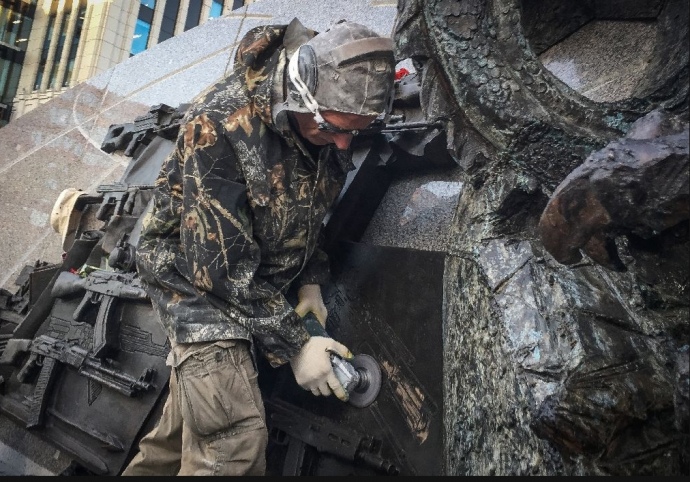 В России удалили "фашистскую" винтовку "шмайссер" с памятника Калашникову: новые подробности