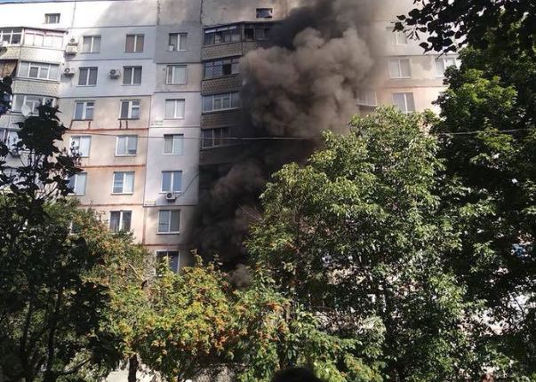Разнесло квартиры, есть раненые: в Харькове в многоэтажке прогремел взрыв, жильцов срочно эвакуировали – кадры