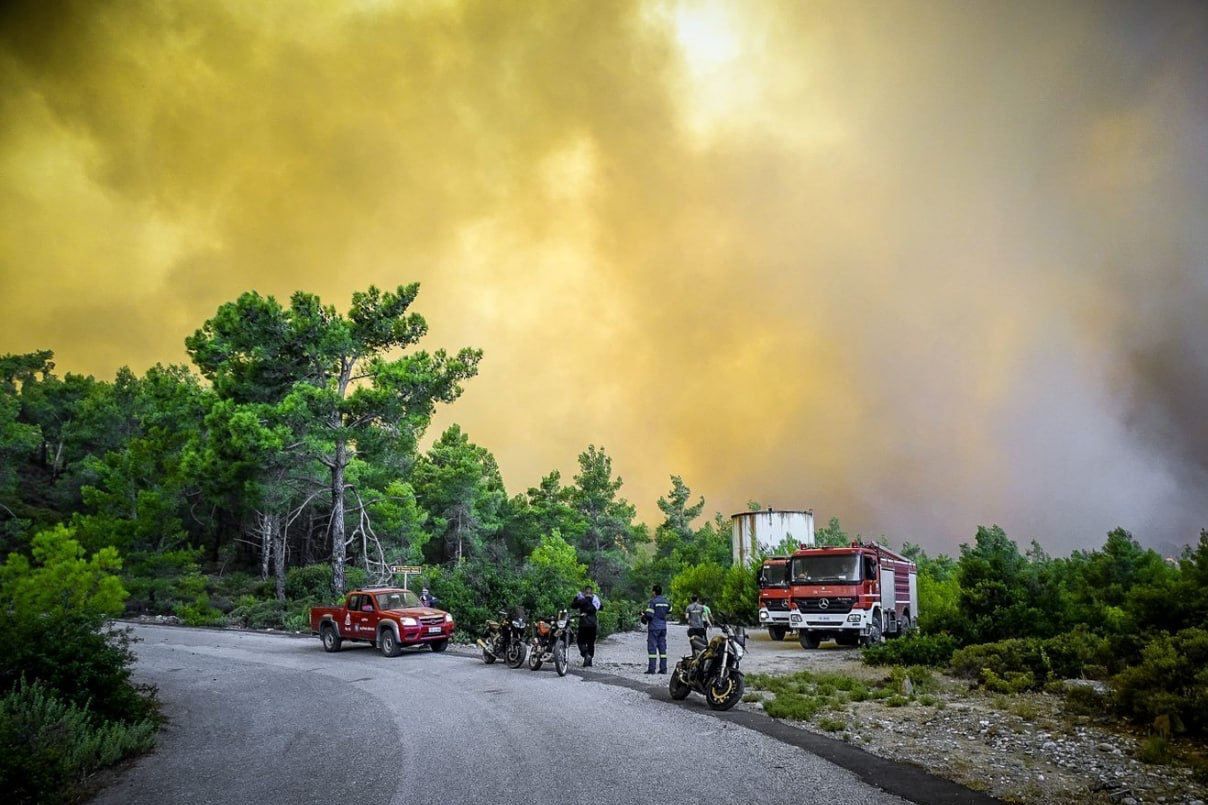 ​Родос пылает: греческий остров 6-й день охвачен пожаром, люди спасаются от огненной ловушки на пляжах