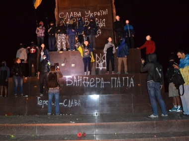 На харьковском Ленине появилась надпись: «Бандера – папа»