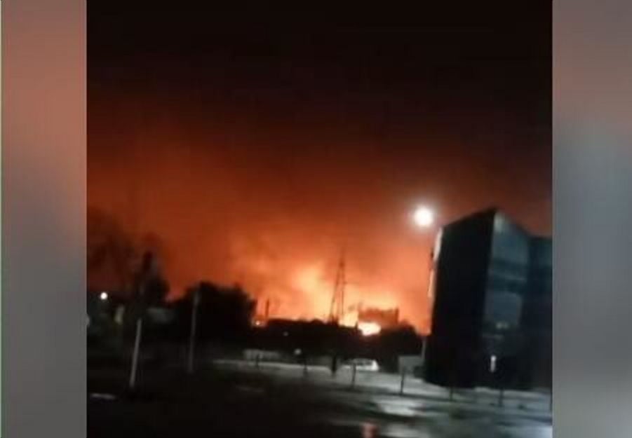 БпЛА разбомбили Ярославский НПЗ в РФ – в Сети показали эпичное видео 