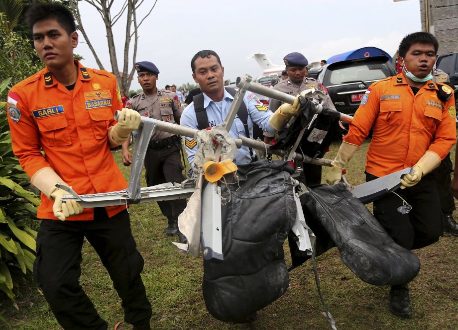 Индонезия возобновила поиски погибших самолета AirAsia