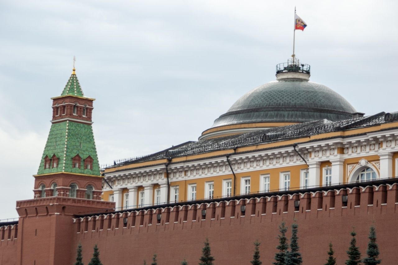 Камеры засняли двух неизвестных на куполе Кремля в момент удара беспилотника 
