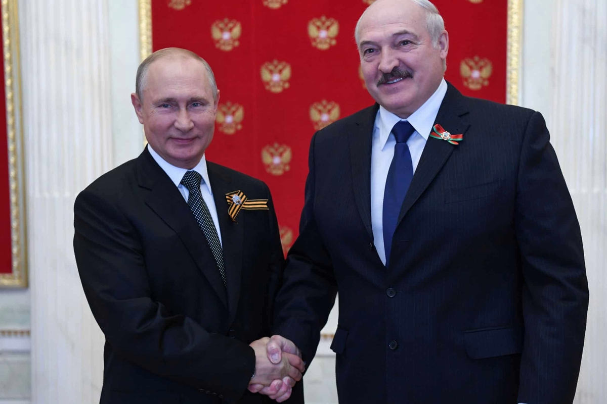 После слов Лукашенко о "многовекторности" Путин позвонил в Минск и пообещал месторождение нефти