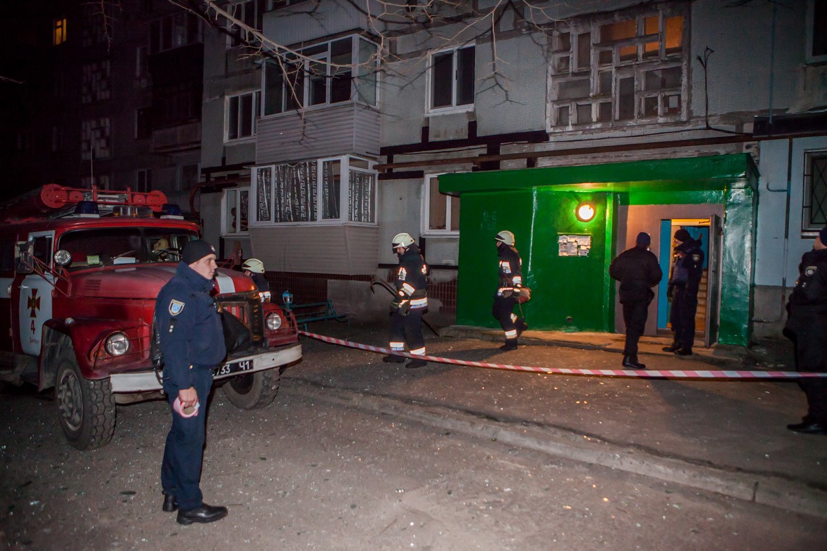 В Днепре подорвали женщину полицейскую прямо в жилом доме: первые кадры с места взрыва в жилой многоэтажке