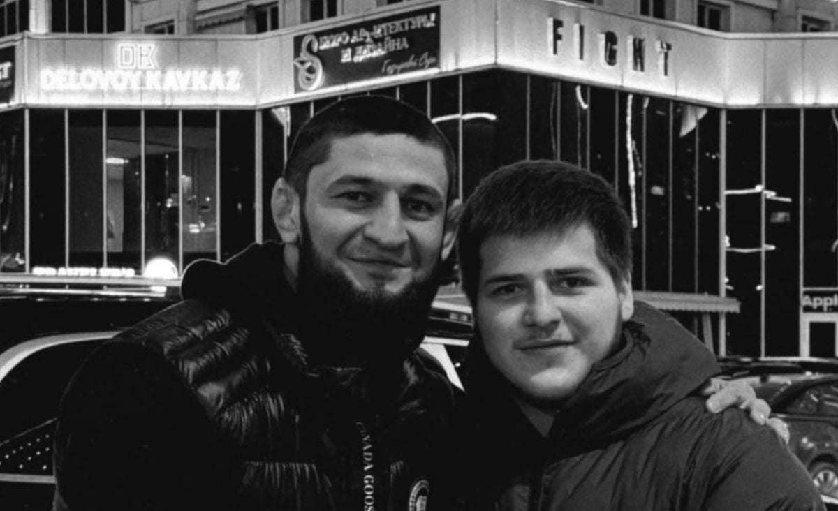Боец UFC Чимаев опубликовал черно-белое фото с сыном Кадырова после слухов об аварии 
