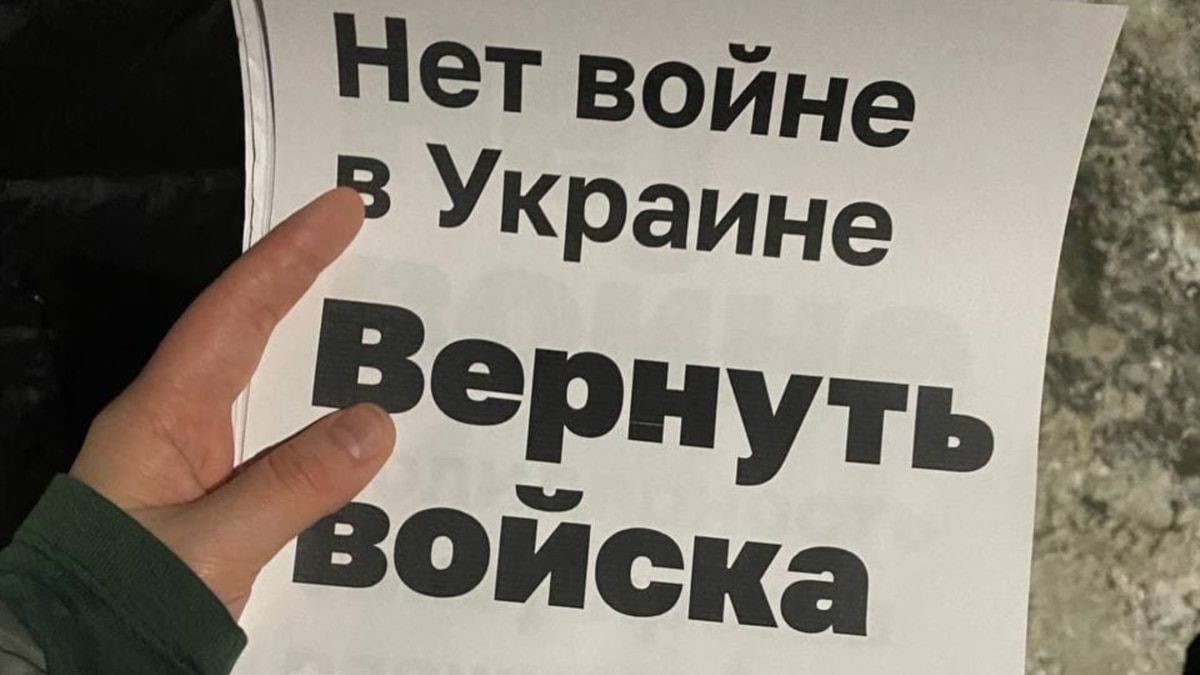 ​В Москве задержали и посадили в автозак 5–7-летних детей за митинг против войны в Украине