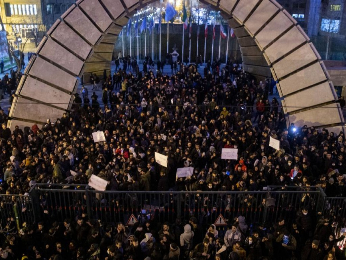 Митинги из-за сбитого самолета МАУ Boeing-737: полиция открыла огонь по протестующим