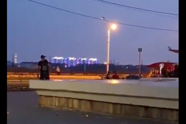 ​Благовещенск, Амурская область, сейчас: "Я был на Донбассе", - "орк" в фонтане отмечает день ВДВ