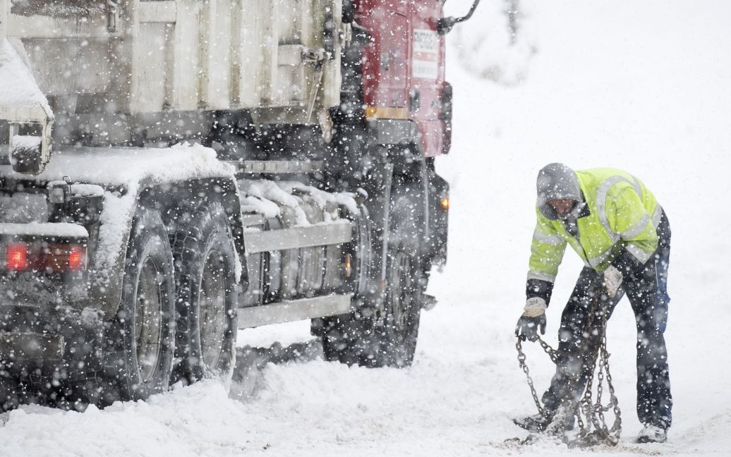 Харьков заваливает снегом – снегоуборочная техника следует одна за другой, кадры