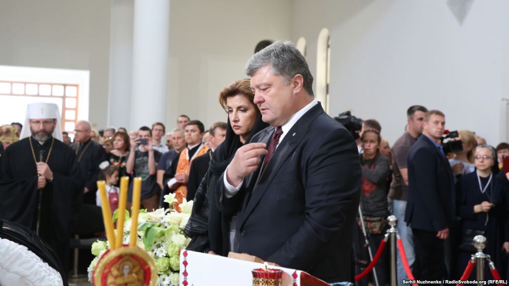 "Мы потеряли большого украинца!" - Порошенко простился с Любомиром Гузаром, а Вакарчук расплакался над могилой бывшего кардинала УГКЦ