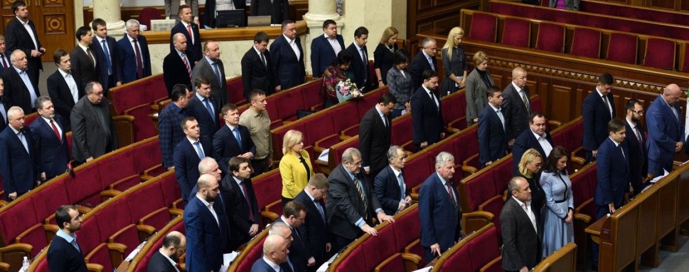 Со скандалами и дракой: Верховная Рада проголосовала за президентский проект закона о деоккупации Донбасса