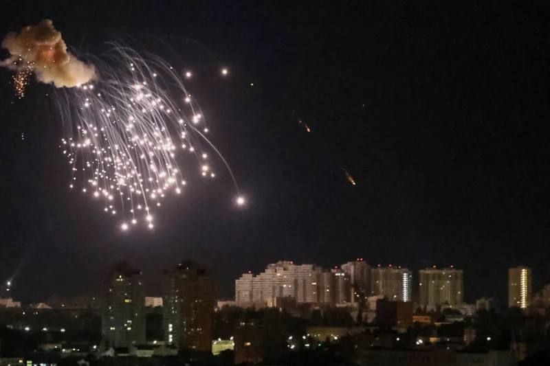 ​"Шахеды" ночью атаковали Киев: 4 района столицы были под ударом, повреждена многоэтажка