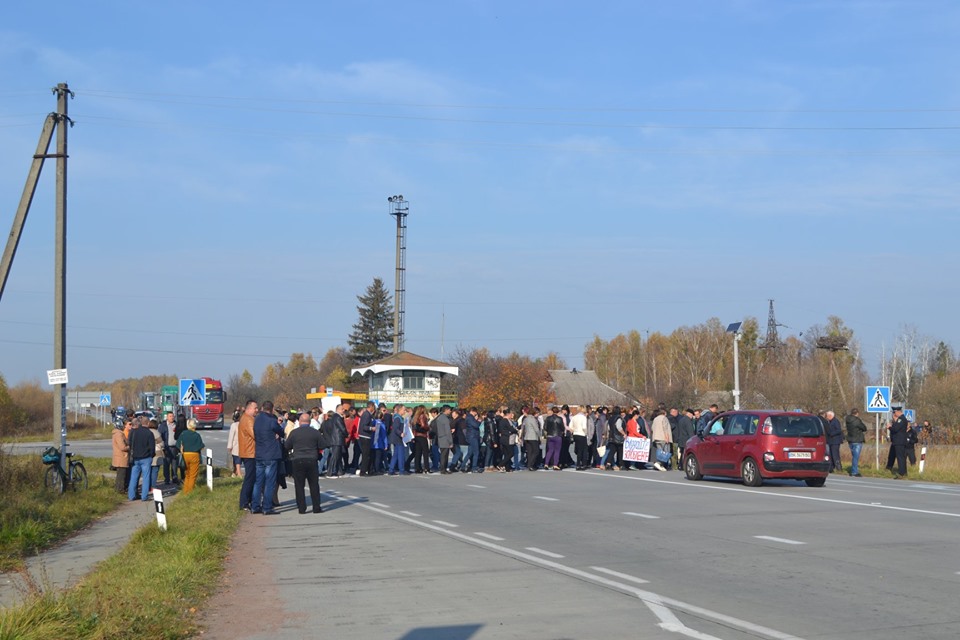 ​Вместо $4 тысяч в месяц — 4 месяца без зарплаты: учителя перекрыли дорогу на Житомирщине