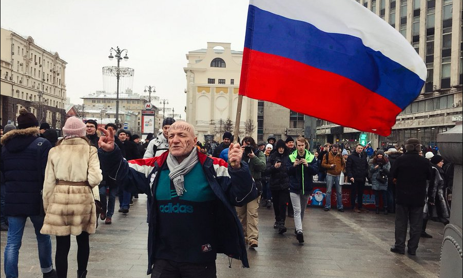 C каждой минутой народу все больше: в Москве протестуют с девизами "Четвертый срок — тюремный!", "Путина ждет Гаага!" и "Ганьба!"