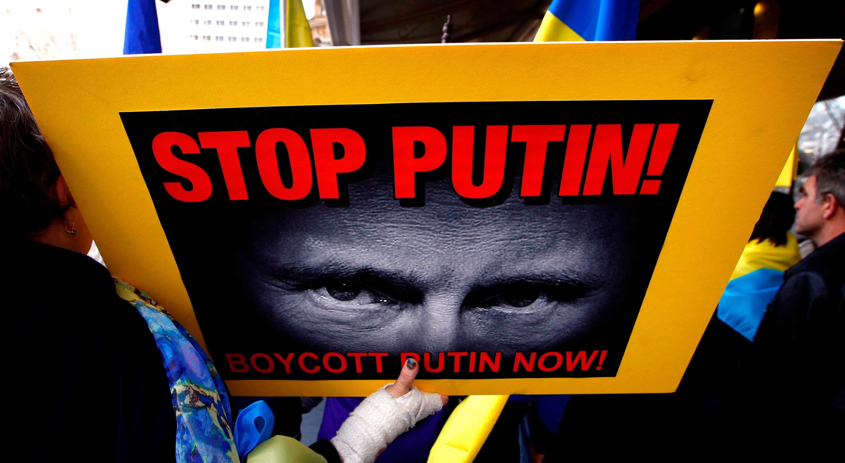 Цель Путина - очернить избирательную систему Европы и США, чтобы выиграть перевыборы в России в 2018 году и сохранить власть - WSJ