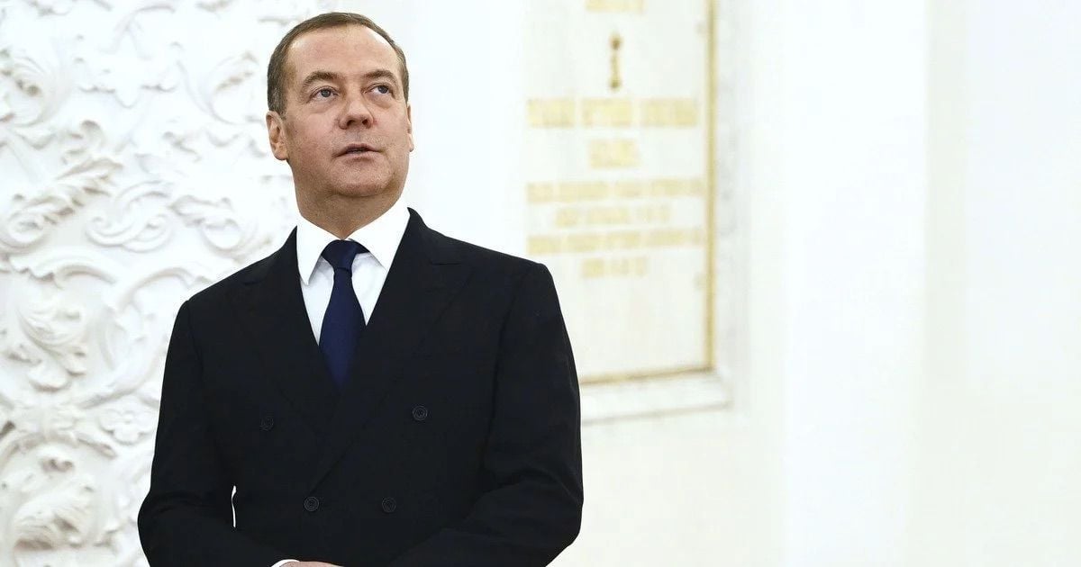 Медведев резко пригрозил молодым россиянам, выступившим против войны в Украине