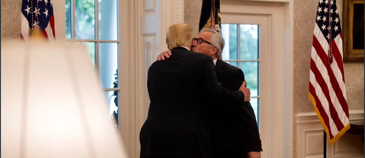"США и ЕС любят друг друга", - Трамп покорил Сеть ярким фото, на котором целуется с Юнкером, - кадры