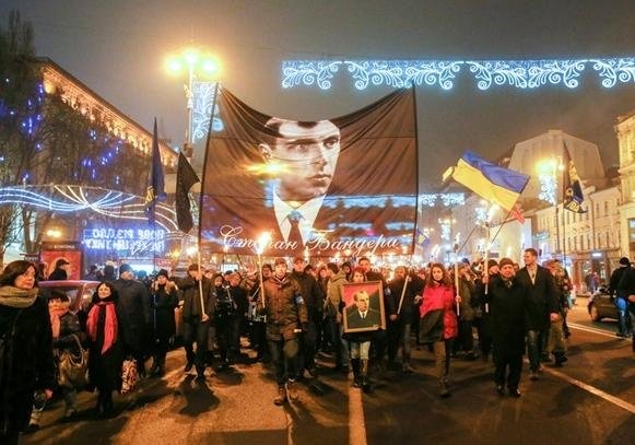 Факельное шествие в честь Степана Бандеры: улицы Киева заполнили тысячи людей с горящими факелами – что сейчас происходит в столице. Кадры