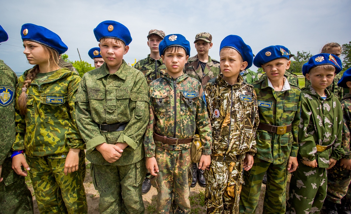 В России возрождается движение юных "зеленых человечков"