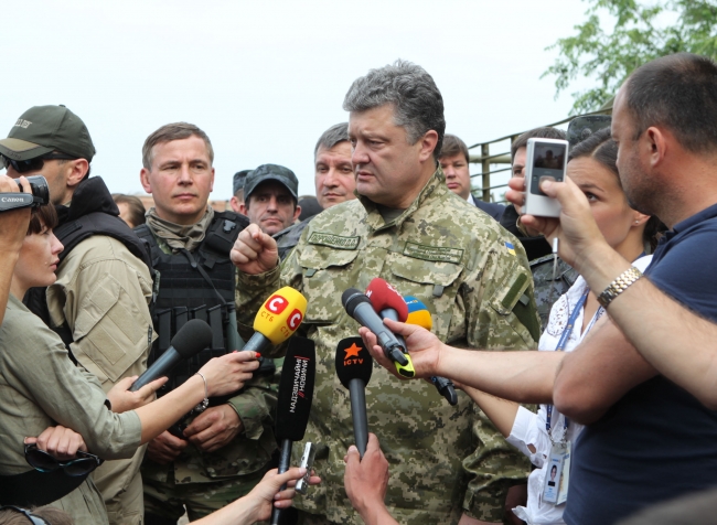 Порошенко обсудит в Германии введение миротворцев в Донбасс