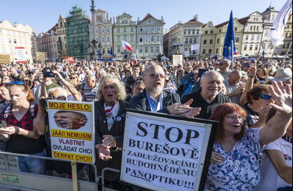 В Праге прошла акция протеста против Бабиша и его правительства: "Стоп красно-коричневому долговому паноптикону Буреша!"