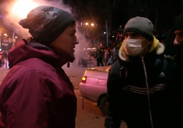 Уникальные кадры. Савченко на Майдане отговаривала активистов штурмовать "Беркут", стоя на линии огня