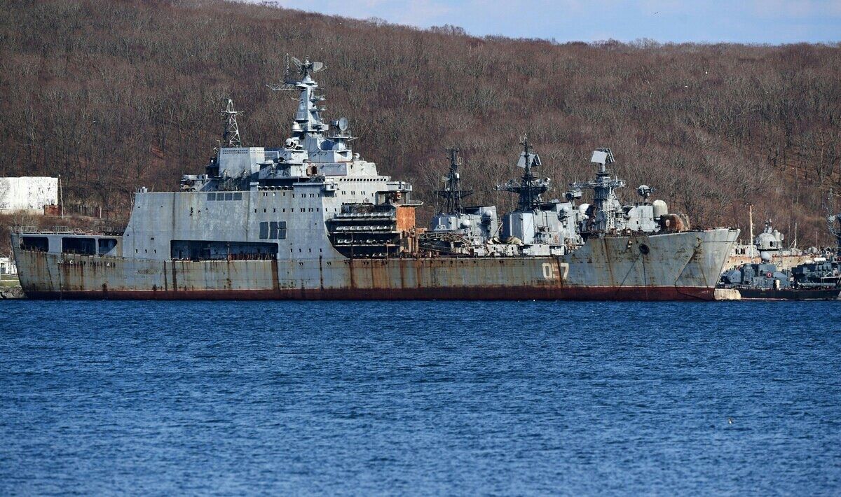 Российский военный корабль "Александр Николаев" унесло в открытое море – к пирсу его возвращали три дня