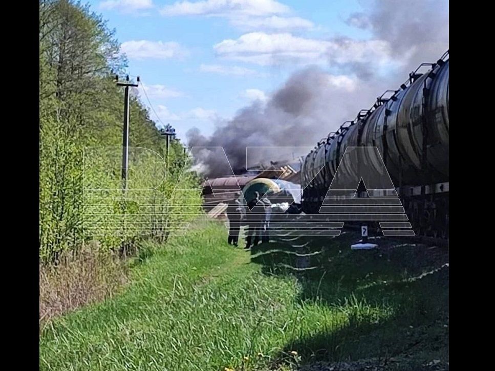 Партизаны в тылу РФ взорвали пути и пустили под откос поезд с горючим: вагоны перевернулись и горят