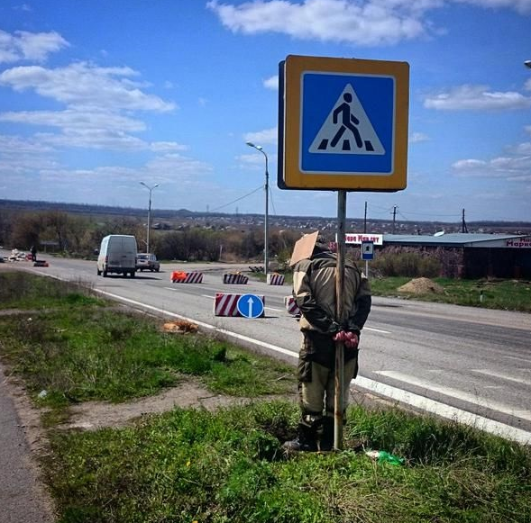 СМИ: боевики ДНР привязали своего к дорожному знаку, наказав за кражу