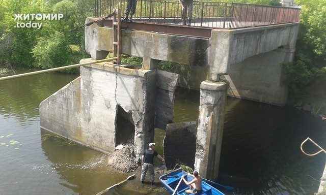 Последствия военных учений под Житомиром: снаряд разрушил старый мост