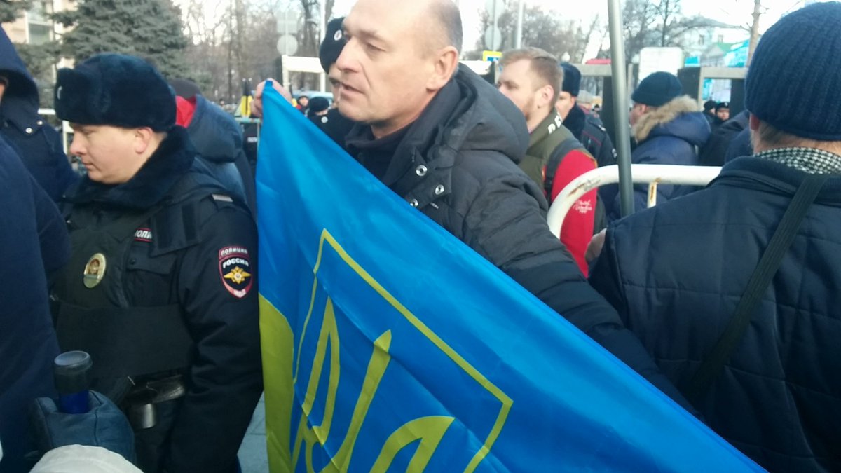 Флаг Украины на марше Немцова: в Москве на акцию с украинским знаменем не пускают путинские спецназовцы, а в Питере их насчитали аж два