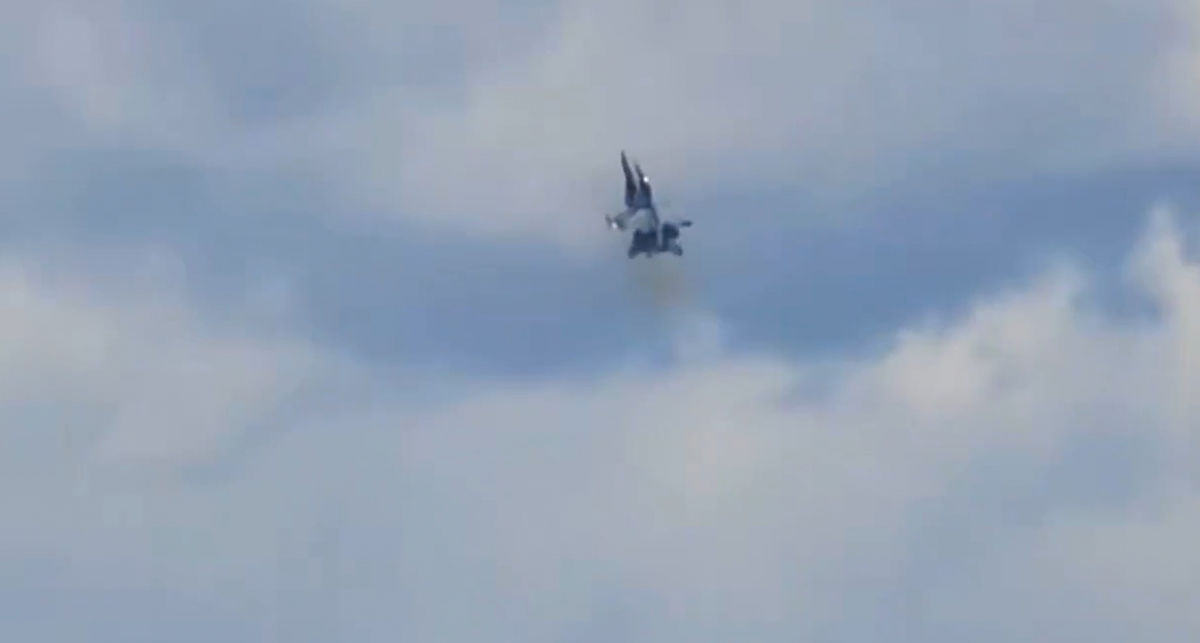 Взрыв двух самолетов ВМС США после столкновения в воздухе попал на видео 