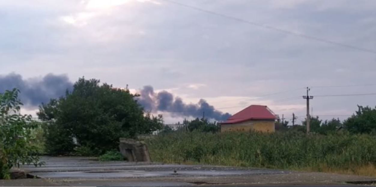 В Крыму горит электростанция и взрывается склад с боеприпасами