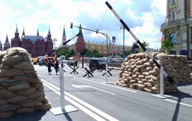 В День России власти построили на главной площади страны оборону от своих же граждан: кадры, как Москва приготовилась к митингам, повсюду автозаки и бронетехника