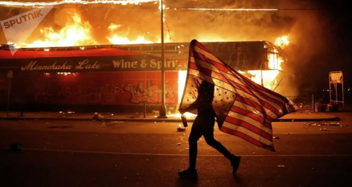 Беспорядки в США: Пентагон угрожает вывести на улицы армию, объявлен комендантский час - протестующие осаждают Белый дом 