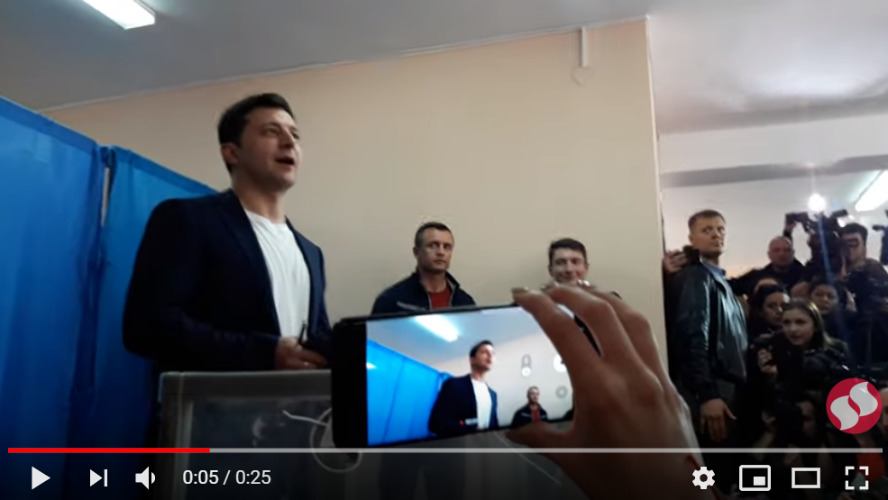 "Это дно", - журналисты поражены произошедшим во время голосования Зеленского: появилось видео