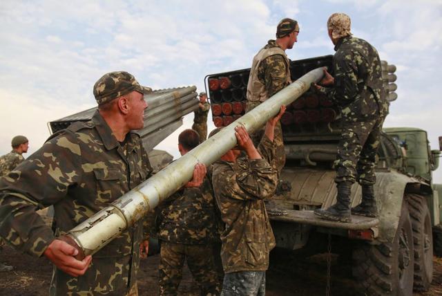 Под Мариуполем обнаружен склад с боеприпасами к "Градам"