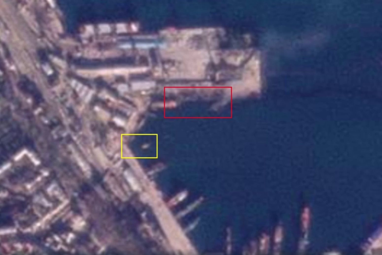 ​Не только "Новочеркасск": спутниковые снимки порта Феодосии показали 2 затонувших корабля