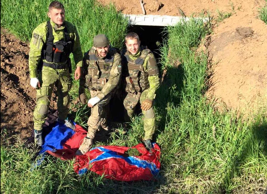 Бойцы АТО в Марьинке: флаг ДНР, который цеплял Гиви, под нашими ногами